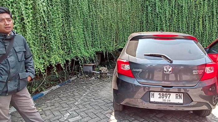 Mobil-dirental-NID-dan-disopiri-ASH-saat-terparkir-di-hotel-lokasi-kejadian-pembacokan-di-Bojonegoro.jpg