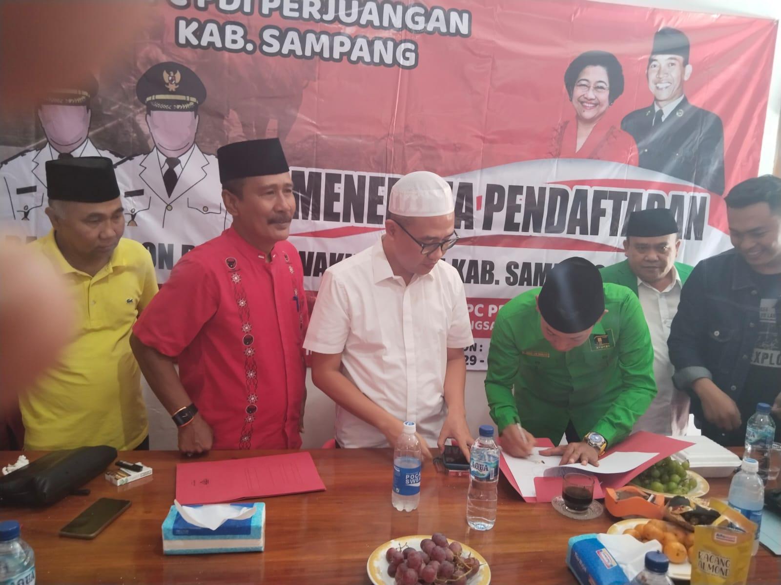 Mohammad-Bin-Muafi-Zaini-Ketua-DPD-Partai-Golkar-kemeja-putih.jpg