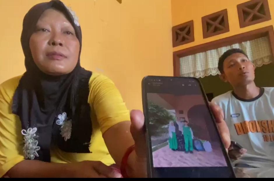 Nenek-korban-dan-paman-korban-menunjukkan-foto-korban-kanan-di-layar-ponse.jpg