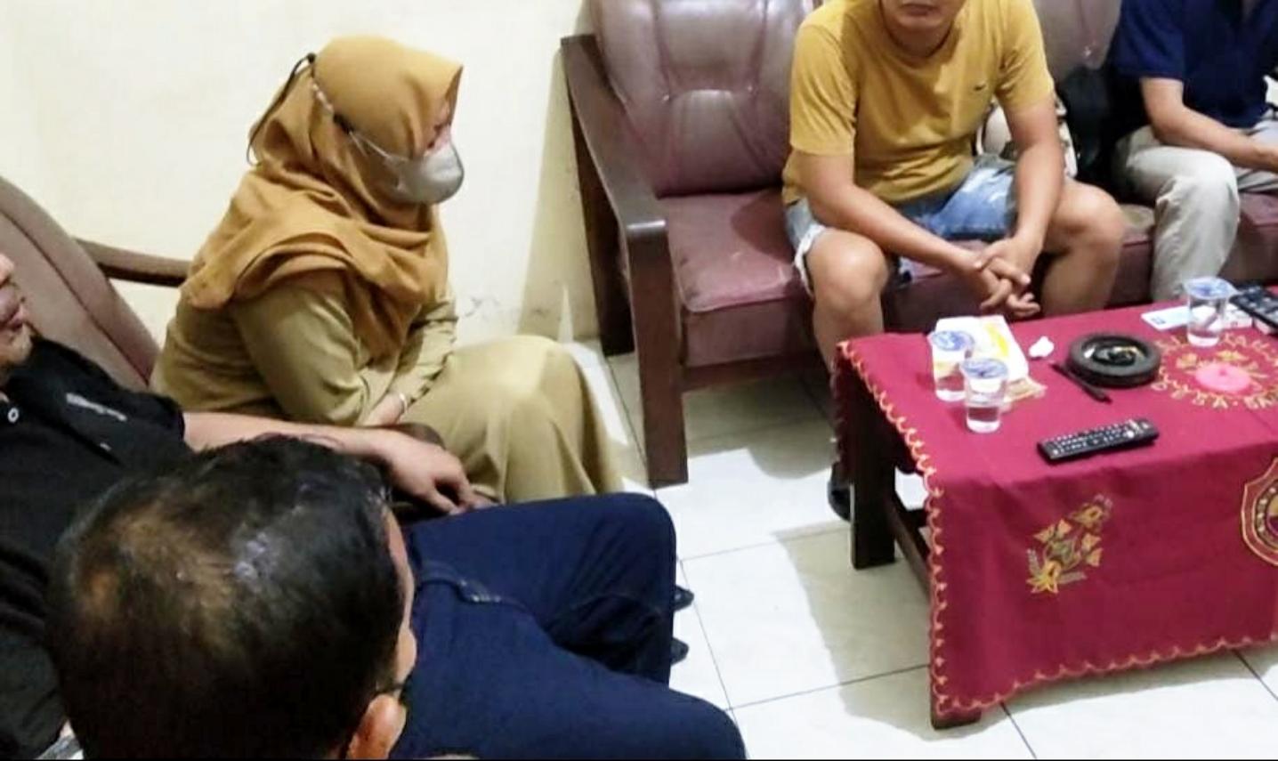 Oknum-ASN-perempuan-tertunduk-lesu-saat-mediasi-di-Balai-Desa-Sambiroto.jpg