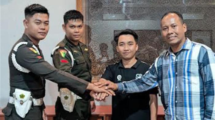 Oknum-PM-berjabat-tangan-dengan-Media-Officer-Madura-United-Ferdiansyah.jpg