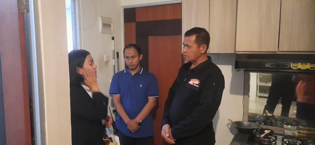 PENYELIDIKAN-Linda-ibu-korban-saat-dimintai-keterangan-tim-Inafis-Kasus-kematian.jpg