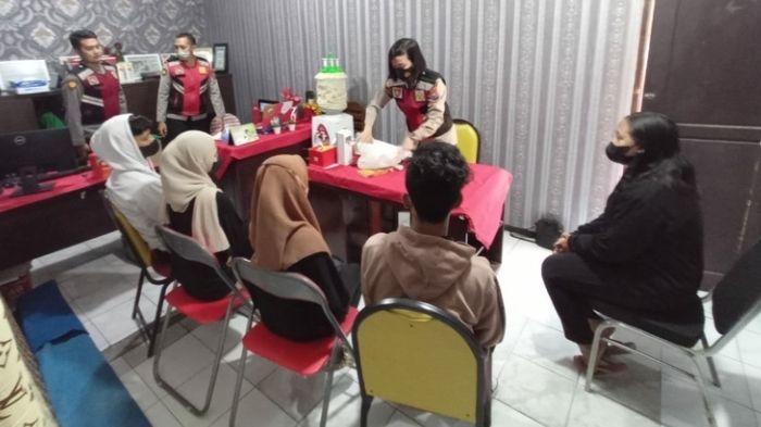 Pasangan-bukan-suami-istri-diamankan-Polresta-Mojokerto-dari-kamar-kos-harian-di-Mojokerto.jpg