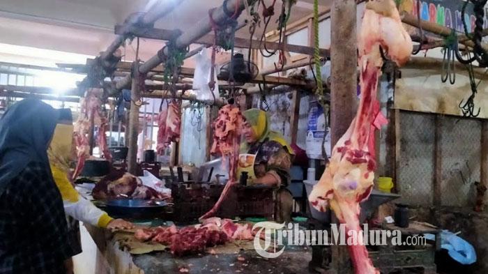 Pedagang-daging-sapi-di-Pasar-Tradisional-Srimangunan-Kabupaten-Sampang-Madura.jpg