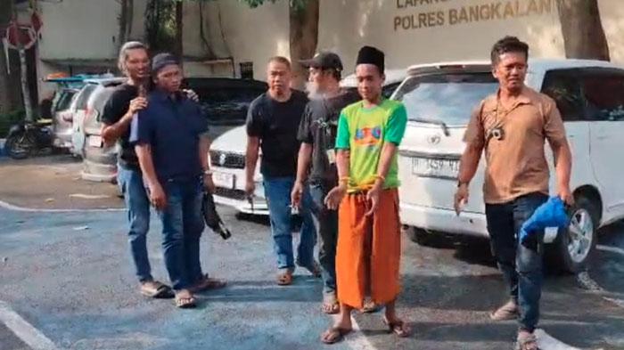 Pelaku-penganiayaan-berdarah-di-rumah-kos-Bangkalan-tiba-di-Mapolres-setempat.jpg