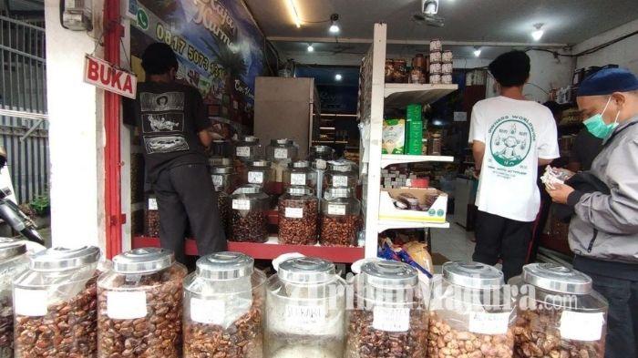 Pelanggan-memperhatikan-berbagai-kurma-yang-dipajang-di-Toko-Raja-Kurma-saat-Ramadan.jpg