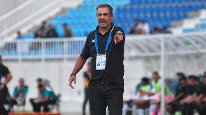 Pelatih-Arema-FC-Marcos-Santos-memberi-intruksi-ke-para-pemainnya-dari-pinggir-lapangan.jpg