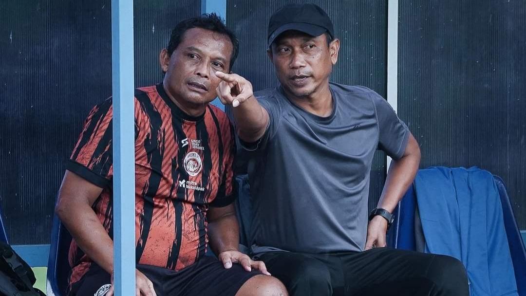 Pelatih-Arema-FC-Widodo-Cahyono-Putro-bersama-asisten-pelatih-Kuncoro.jpg