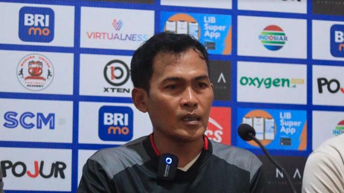 Pelatih-Karteker-Madura-United-Rakhmad-Basuki-saat-jumpa-pers-jelang-laga-di-Gelora-Bangkalan.jpg