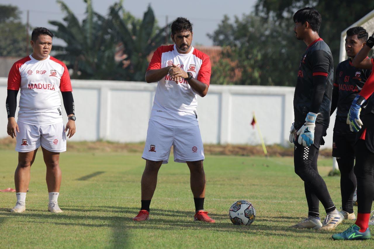 Pelatih-Kiper-Madura-United-Gerson-Rodrigues-Rios-saat-melatih-kiper.jpg