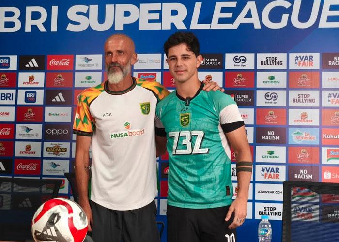 Pelatih-Persebaya-Eduardo-Perez-bersama-kapten-tim-Bruno-Moreira-jumpa-pers-Jumat-21112025.jpg