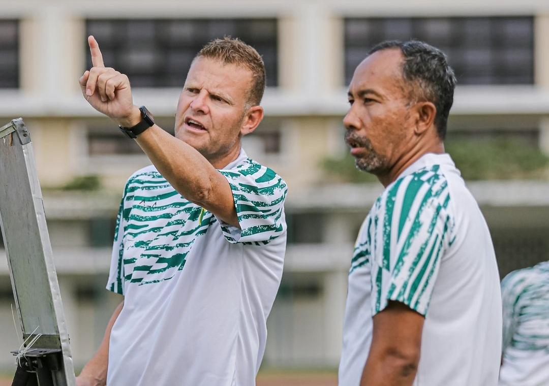 Pelatih-Persebaya-Josep-Gombau-berdiskusi-dengan-asisten-pelatih-Persebaya-Uston-Nawawi.jpg