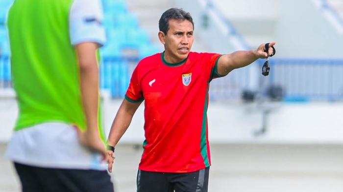 Pelatih-Persela-Lamongan-Bima-Sakti-memimpin-latihan-tim-di-Stadion-Surajaya-2026.jpg