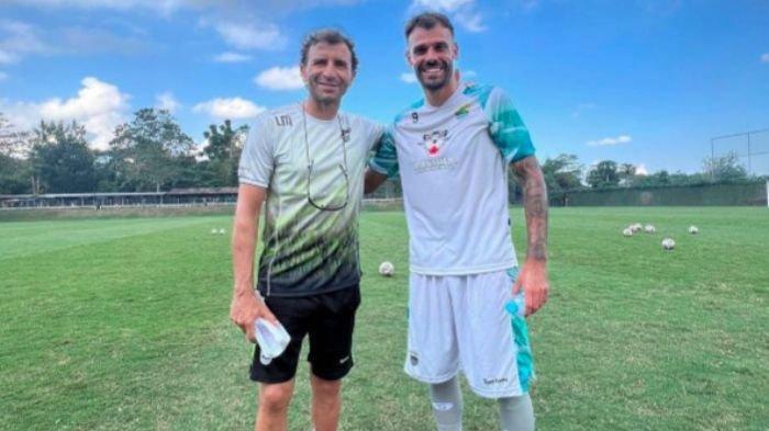 Pelatih-Persib-Bandung-Luis-Millabersama-anak-asuhnya-yang-baru-Tyronne-del-Pino.jpg