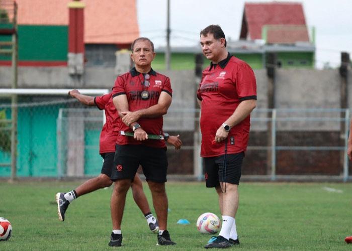 madura/Pelatih-baru-Madura-United-Carlos-Parreira-pimpin-latihan-tim-di-Stadion-Gelora-Bangkalan.jpg