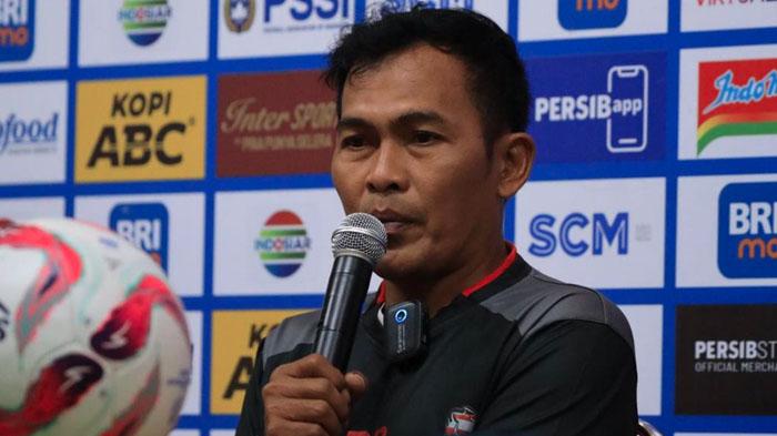 Pelatih-karteker-Madura-United-Rakhmad-Basuki-dalam-sesi-jumpa-pers.jpg