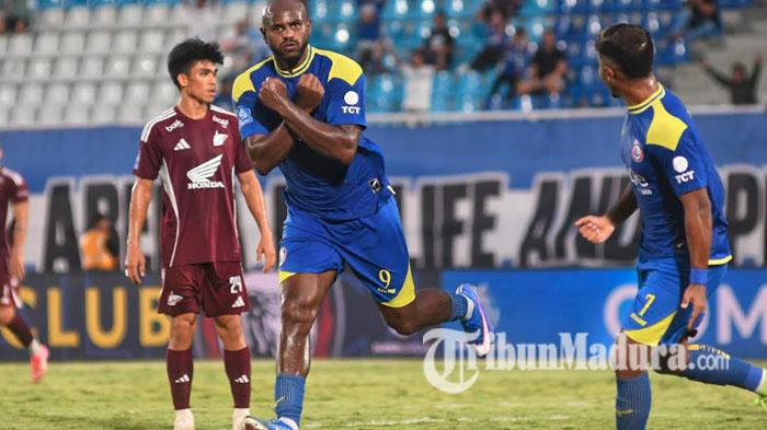Pemain-Arema-FC-Joel-Vinicius-berselebrasi-Laga-Arema-FC-vs-PSM-Makassar-2026.jpg