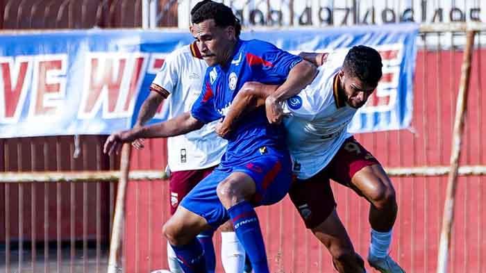 Pemain-Arema-FC-Pablo-Oliviera-berduel-dengan-pemain-Borneo-FC.jpg