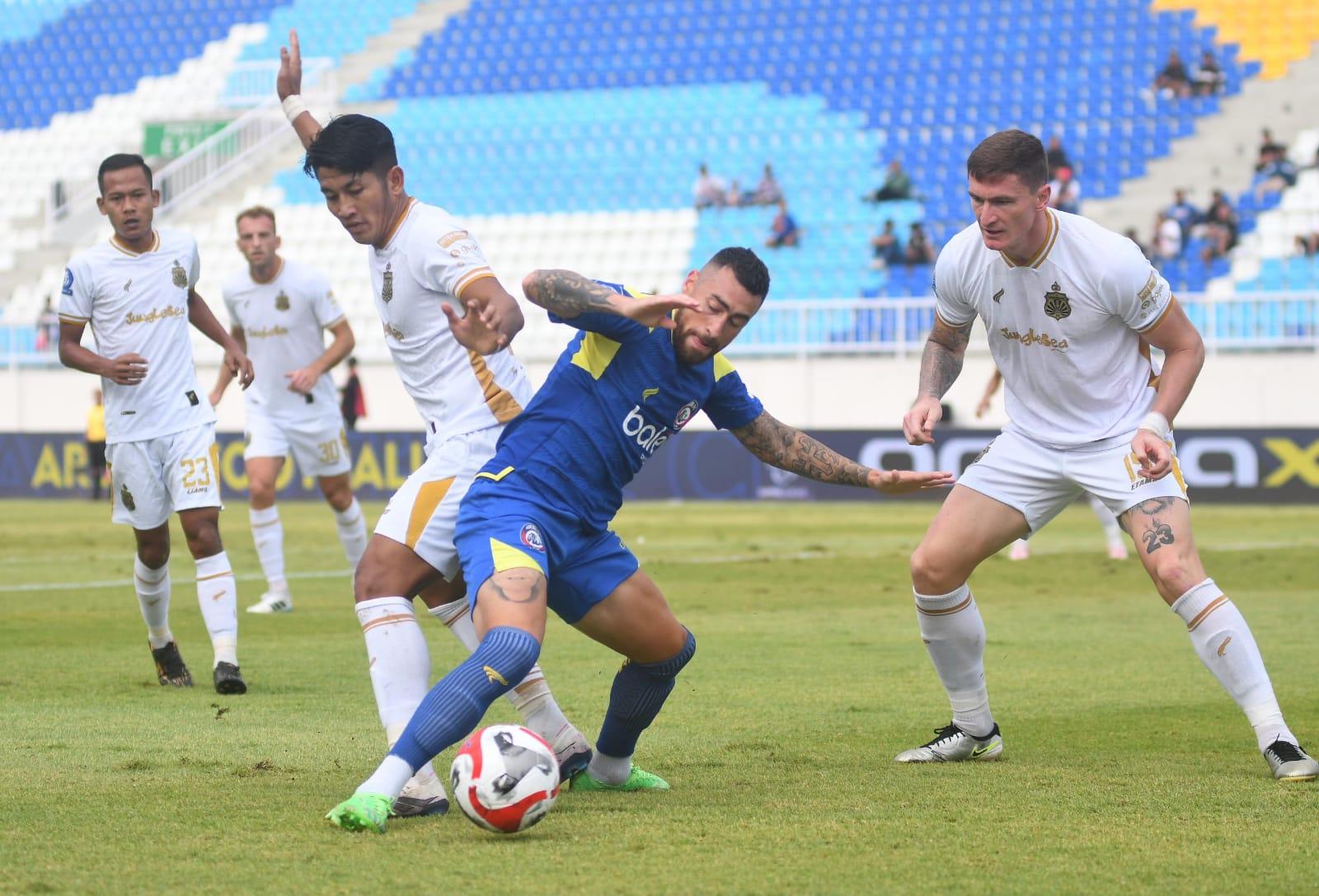 Drama VAR dan Penalti Warnai Kemenangan Arema FC Atas Bhayangkara