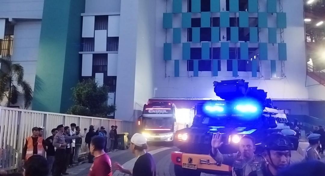 Tim Arema FC Pulang Menggunakan Kendaraan Rantis Dari Stadion GBT Setelah Kalah dari Persebaya