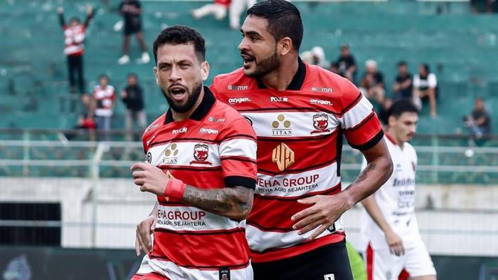 Pemain-Madura-United-Iran-Junior-dan-Junior-Brandao-saat-laga-di-bangkalan.jpg