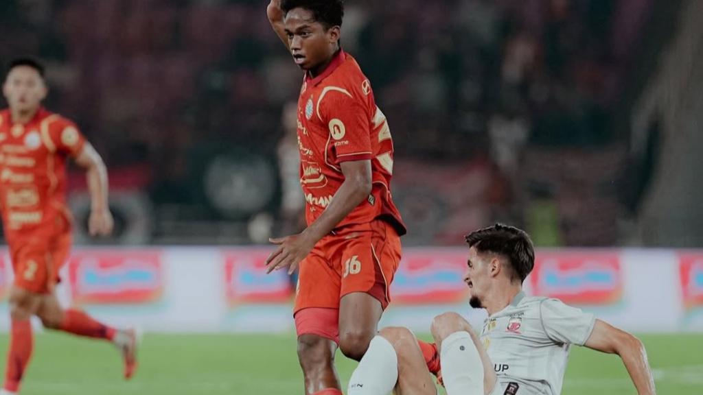 Pemain-Madura-United-Kerim-Palic-kaus-putih-berduel-dengan-pemain-Persija-Jakarta.jpg