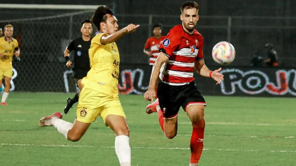 madura/Pemain-Madura-United-Miljan-Skrbic-berebut-bola-dengan-pemain-Persik.jpg