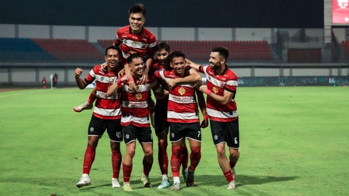 madura/Pemain-Madura-United-melakukan-selebrasi-di-Stadion-Gelora-Madura-Ratu-Pamelingan.jpg