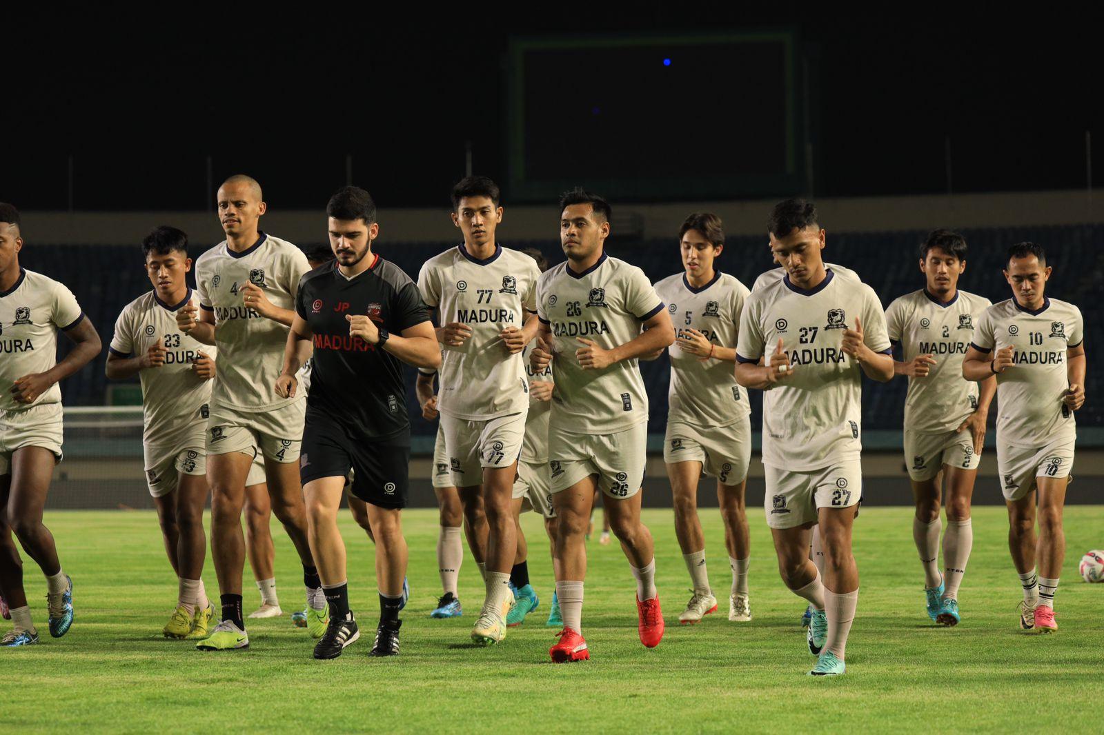 Pemain-Madura-United-menjalani-OT-di-Stadion-Si-Jalak-Harupat-Bandung.jpg