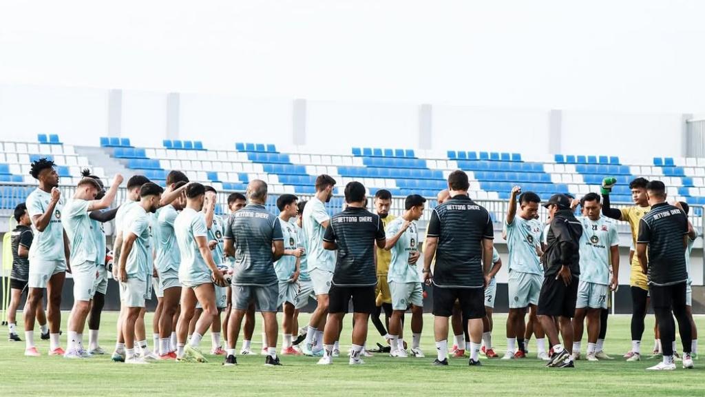 Pemain-Madura-United-official-training-Sabtu-29112025-di-Stadion-Gelora-Madura-Ratu-Pamelingan.jpg