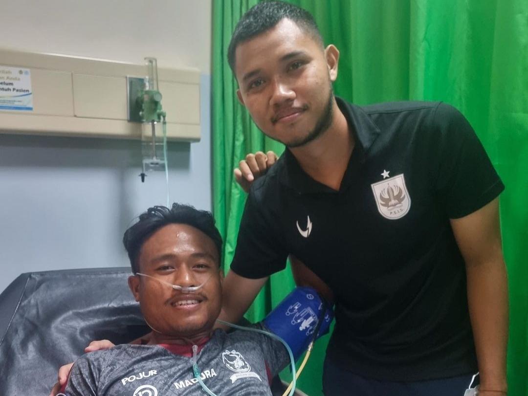Pemain-PSIS-Farrel-Arya-saat-menjenguk-Gelandang-Madura-United-Ricki-Ariansyah-di-rumah-sakit.jpg