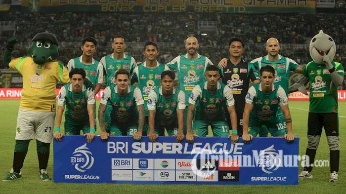 Pemain-Persebaya-Surabaya-saat-menjamu-Dewa-United-di-Stadion-Gelora-Bung-Tomo-2026-1-1.jpg