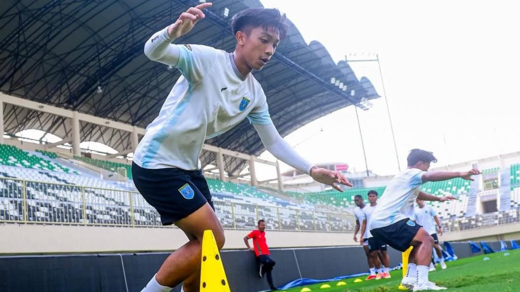 Pemain-Persela-menjalani-offcial-training-Sabtu-1712026-di-Stadion-Maguwoharjo-Sleman.jpg