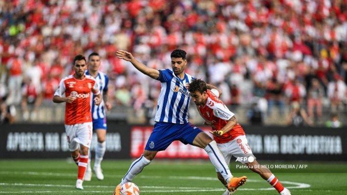 Pemain-depan-Porto-Mehdi-Taremi-tengah-bersaing-dengan-gelan.jpg