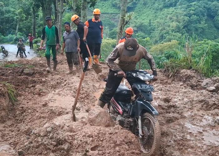 Pemotor-menerjang-timbunan-longsor-di-Jalan-Penghubung-Madiun-Ponorogo.jpg