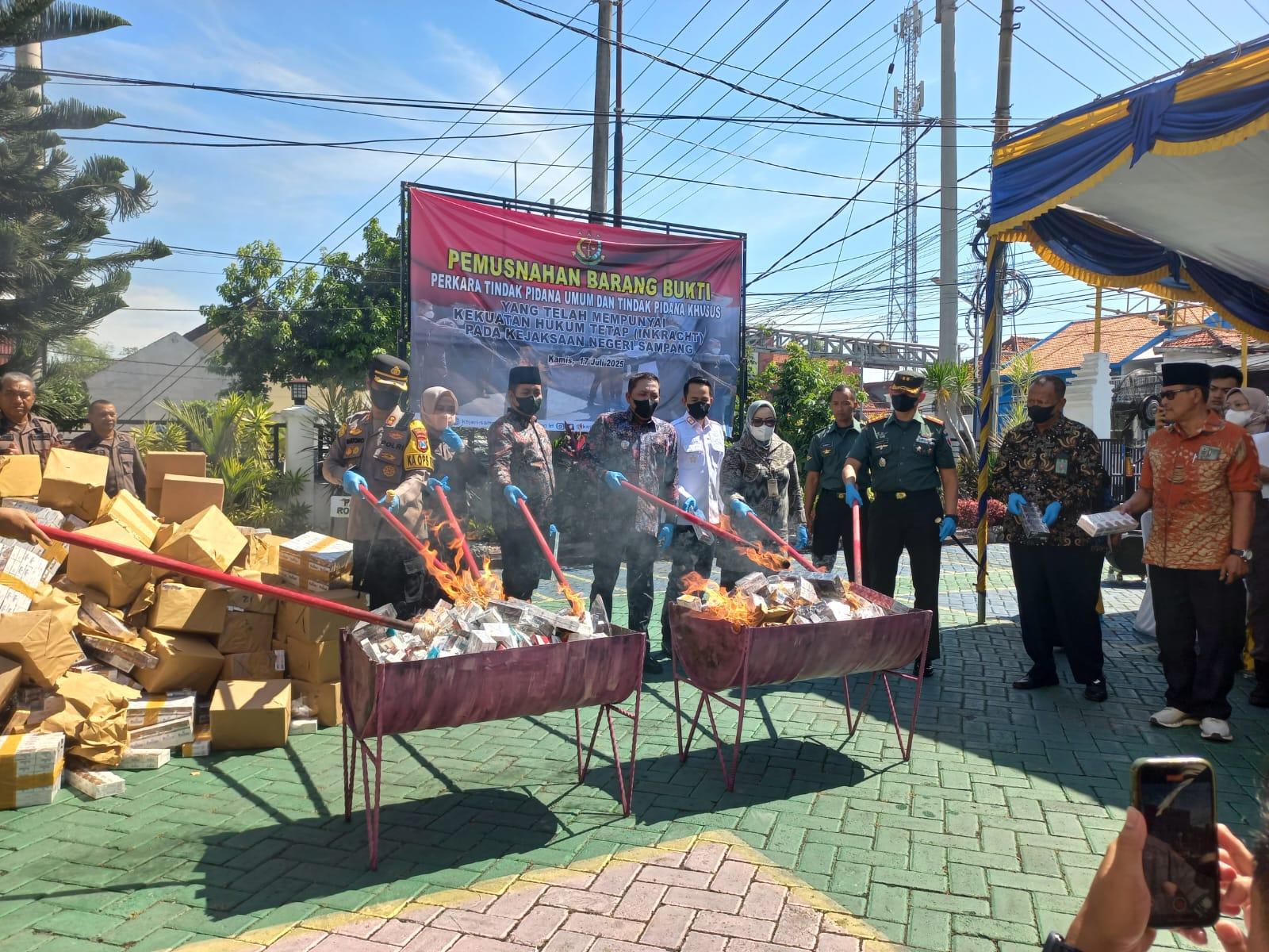 Ribuan Barang Bukti Dimusnahkan Kejari Sampang, Kasus Narkotika Mendominasi