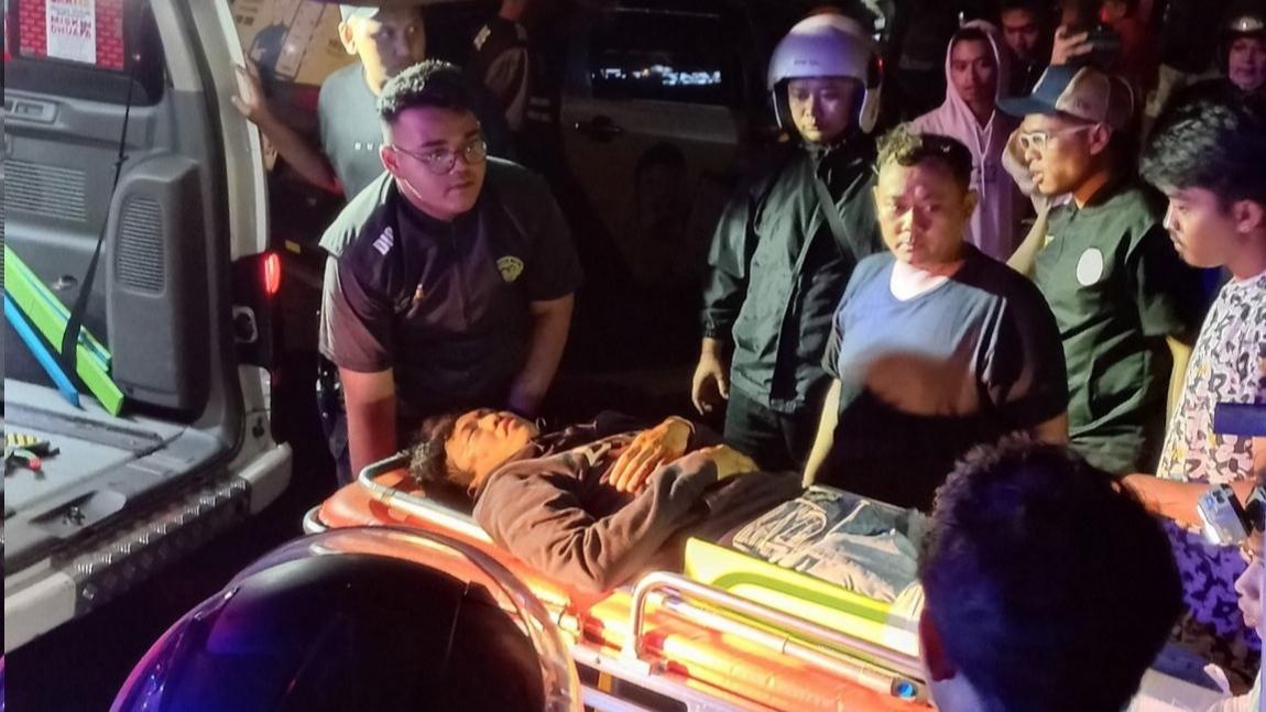 Pengendara-Kawasaki-Ninja-saat-dievakuasi-oleh-tim-medis-di-Malang.jpg
