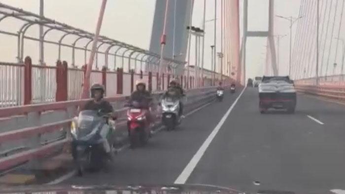 Pengendara-mobil-merekam-pengendara-sepeda-motor-nekat-melawan-arus-Jembatan-Suramadu.jpg
