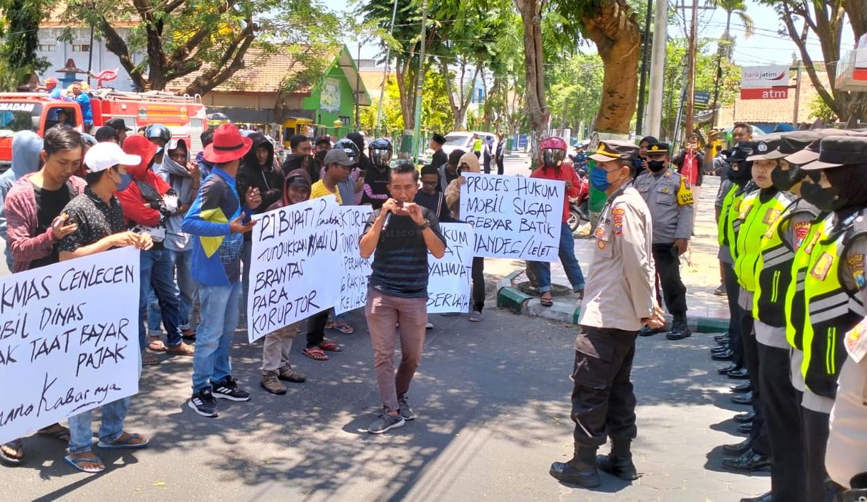 Kecewa Berat Penanganan Korupsi di Pamekasan Mandeg, Pendemo Bakar Motor di Monumen Arek Lancor