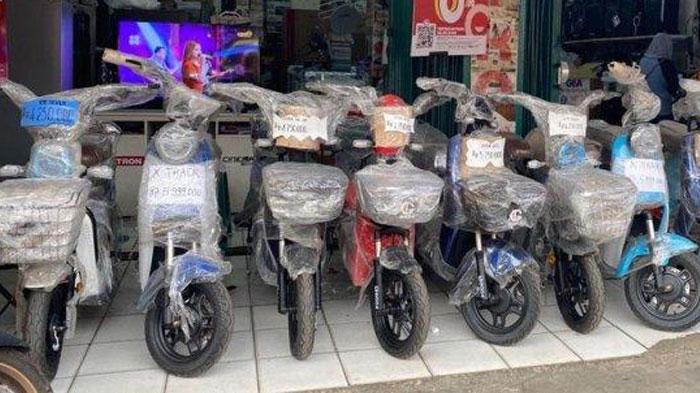 Penjual-sepeda-listrik-kian-ramai-di-sekitar-Alun-Alun-Banjaran-Kabupaten-Bandung.jpg