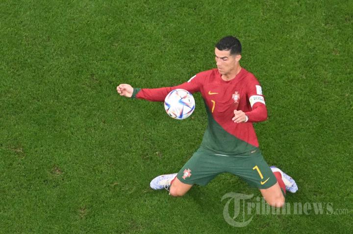 Penyerang-Portugal-Cristiano-Ronaldo-di-Stadion-Lusail-di-Lusail-utara-Doha-Piala-Dunia-2022.jpg