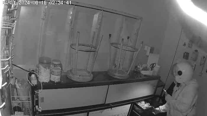 Maling Perempuan Datangi Konter Handphone di Ponorogo, Gasak Uang di Laci, Aksi Terekam CCTV