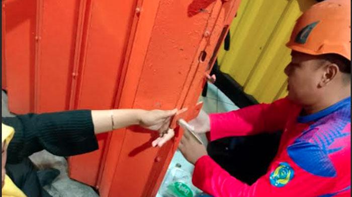 Wanita Muda Minta Tolong Damkar Lepas Jarinya yang Nyangkut di Lubang Kunci Pintu Harmonika