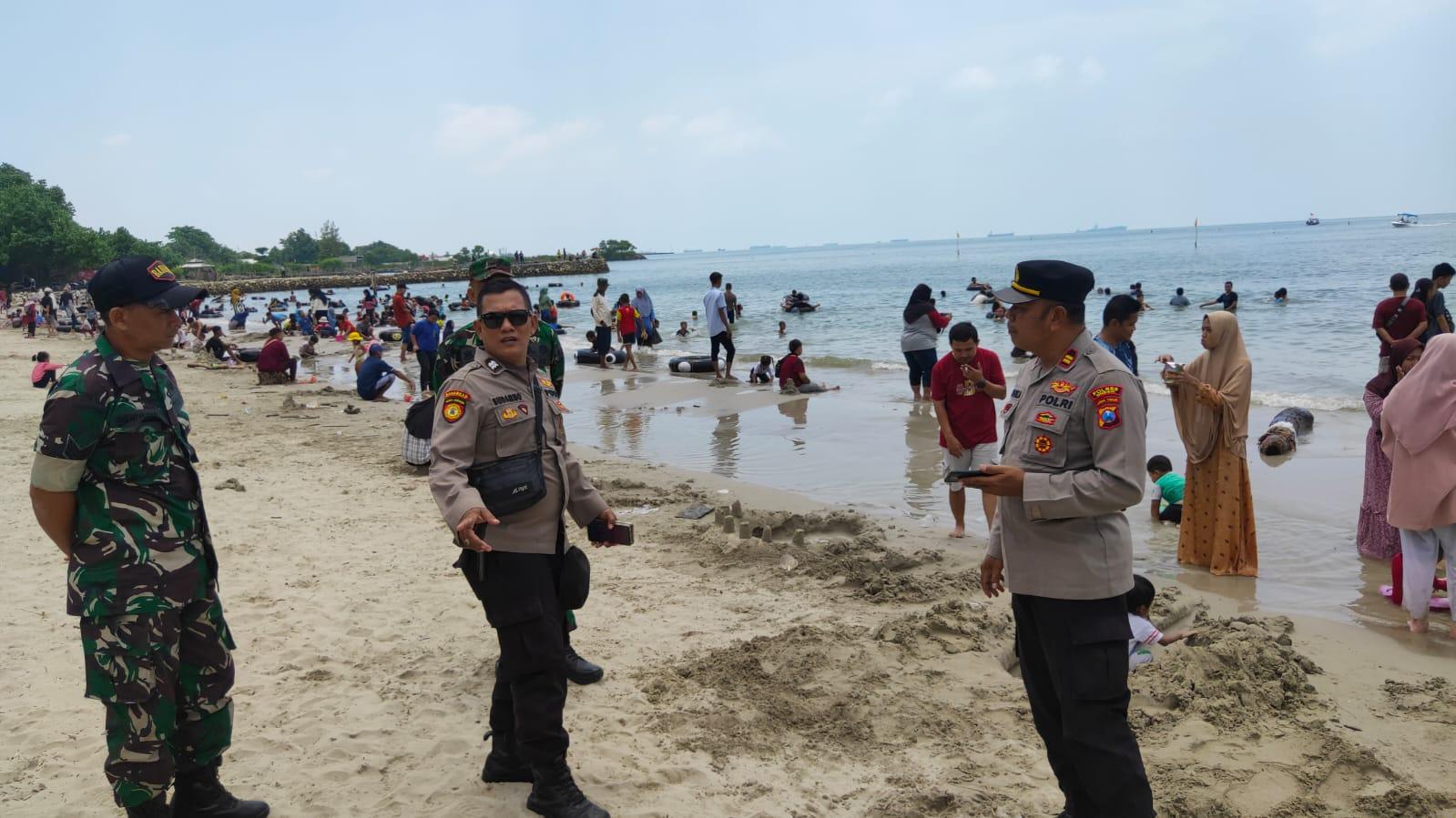 Wisata Pasir Putih Dalegan Gresik Jadi Jujugan Warga pada Libur Lebaran 2025