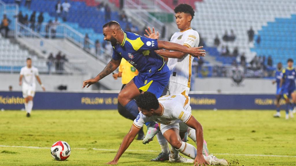 Pesepakbola-Arema-FC-Dalberto-Luan-Belo-dilanggar-Pesepakbola-Bhayangkara-Presisi-Lampung-FC.jpg