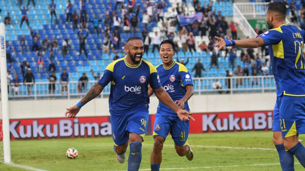 Pesepakbola-Arema-FC-Dalberto-berselebrasi-usai-mencetak-gol-ke-gawang-PSBS-Biak.jpg
