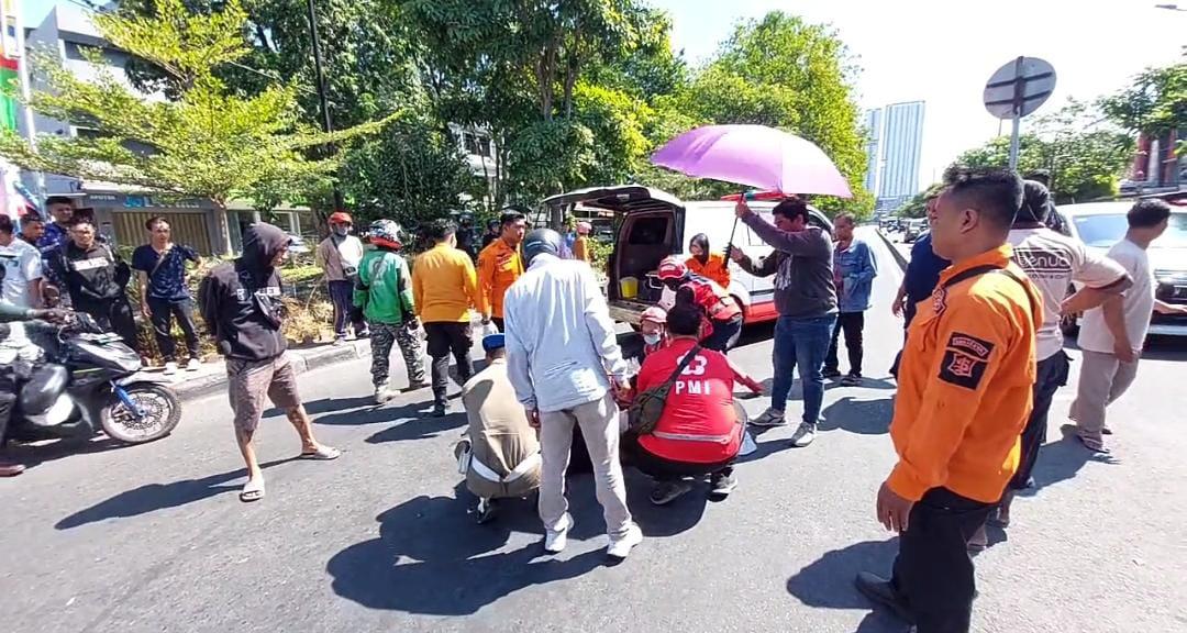 Kronologi Lengkap Pemotor Honda CBR Kakinya Patah seusai Tabrak Mobil di Jemur Andayani Surabaya