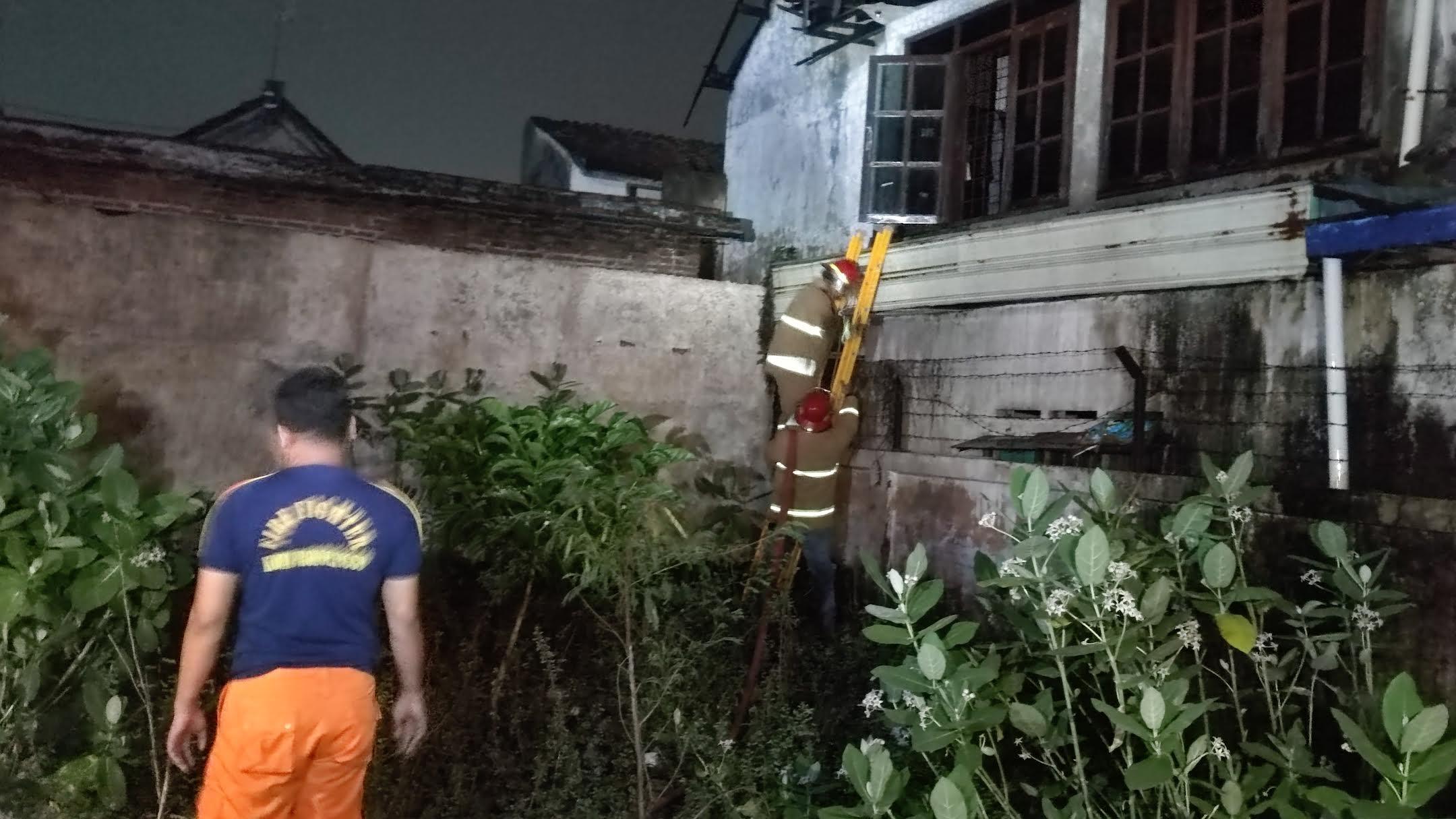 Pria ini Tak Sadar Lantai 2 Rumahnya Kebakaran saat Duduk di Teras, Tetangga Ikut Panik Berlari