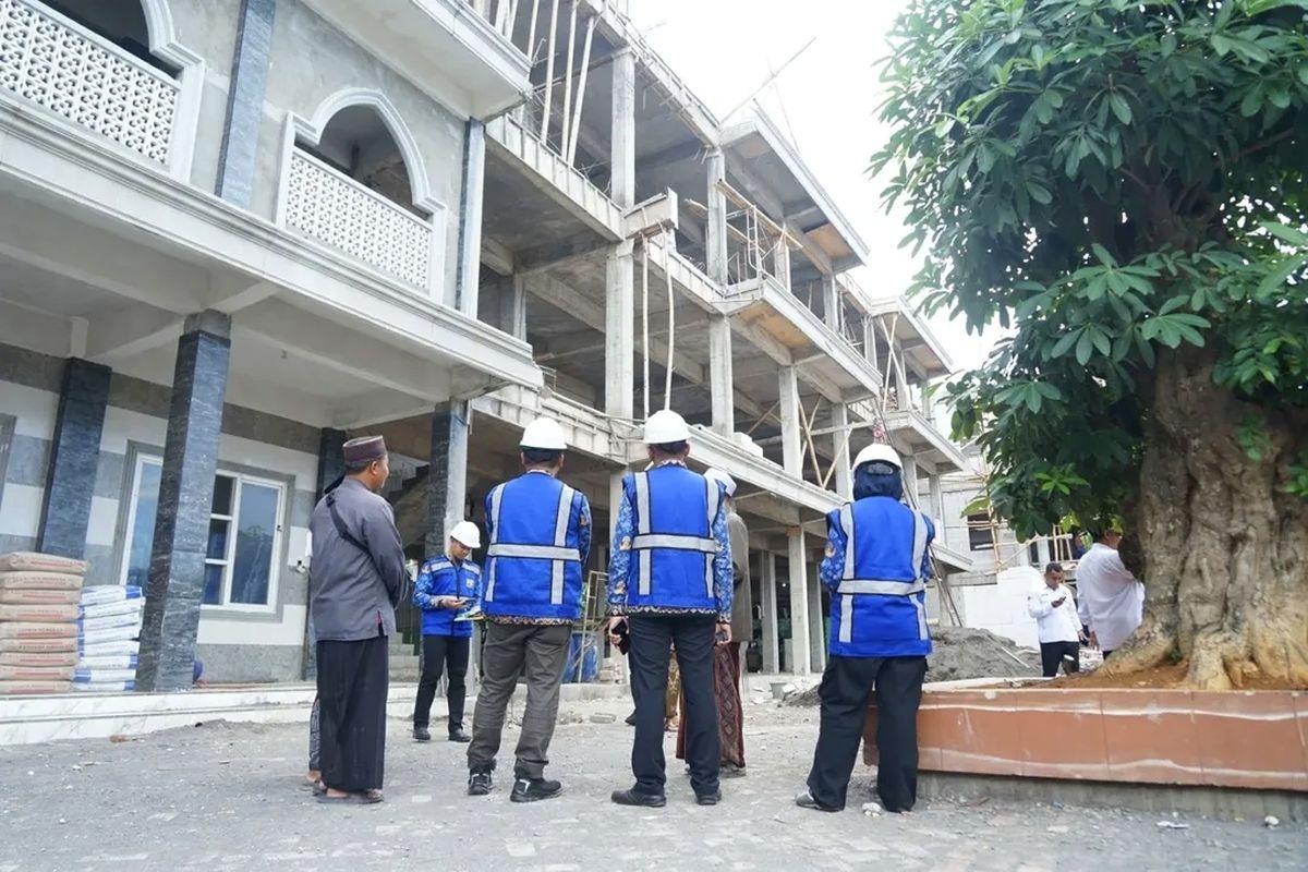 Petugas-dari-PRKP-saat-melakukan-pengecekan-bangunan-Ponpes-di-Bangkalan.jpg