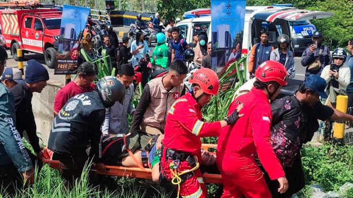 Petugas-mengevakuasi-mahasiswa-yang-jatuh-ke-bawah-Jembatan-Tunggulmas-Malang.jpg